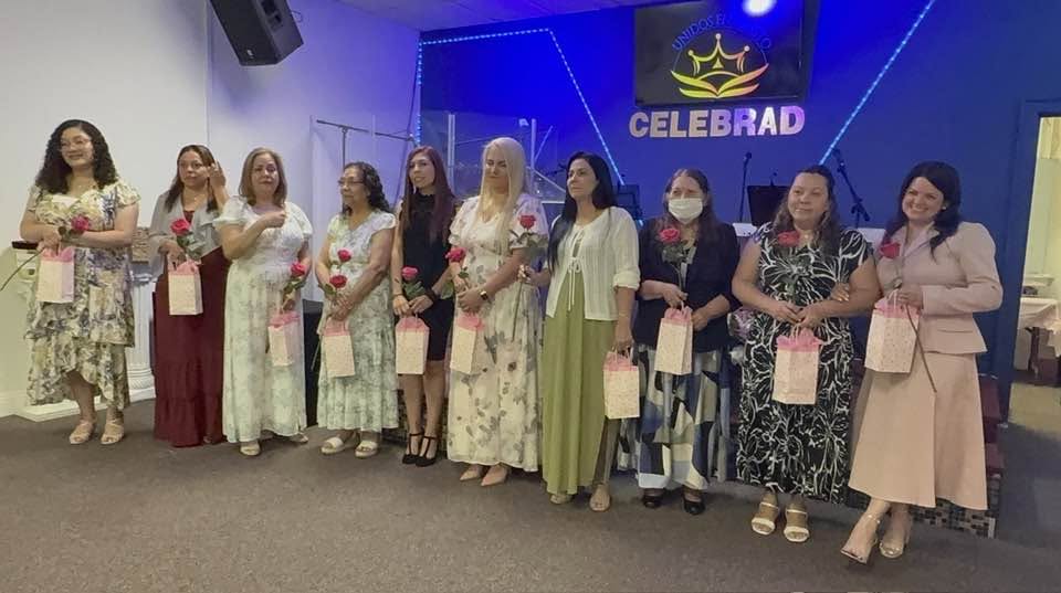 Ministerio de mujeres — celebración con rosas